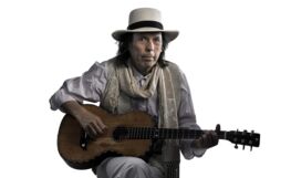 Dave Lindholm Solo Acoustic. Mies ja kitara