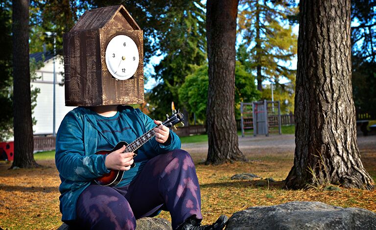 Väärinpäinmaa Liput