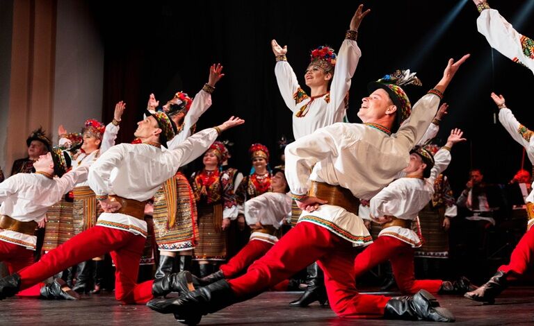 UKRAINALAINEN KANSALLINEN  TANSSI- JA LAULUYHTYE HUTSULIA JOULU KARPAATEILLA