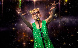 Liisa Akimof Tyyskän olohuoneessa