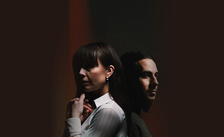 Eva & Manu - Back For the Holidays Liput